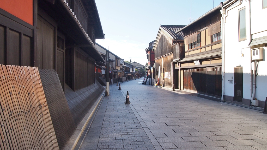 朝の花見小路通りです。