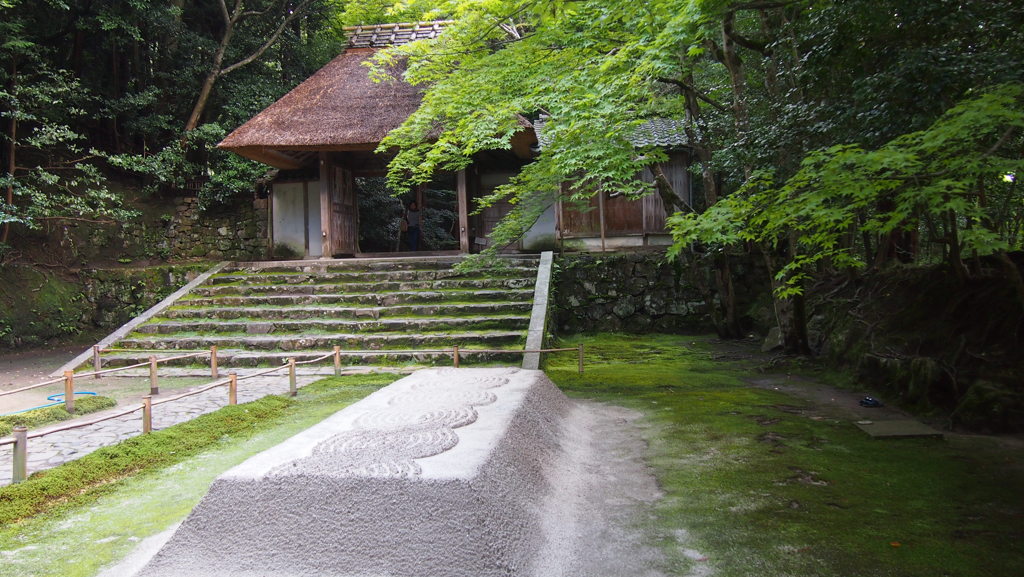 京都・法然院 の山門と白砂檀