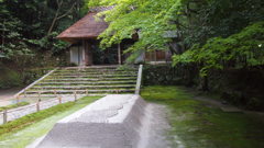 京都・法然院 の山門と白砂檀