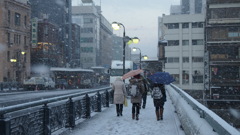 雪の四条大橋です。