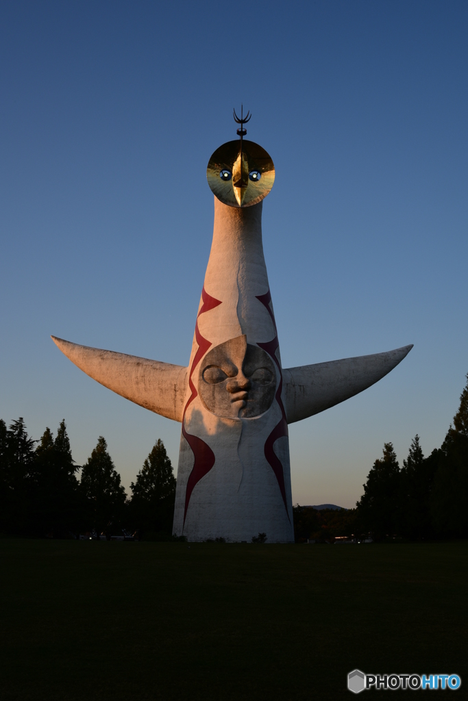芸術は爆発だ(西日をうけて)