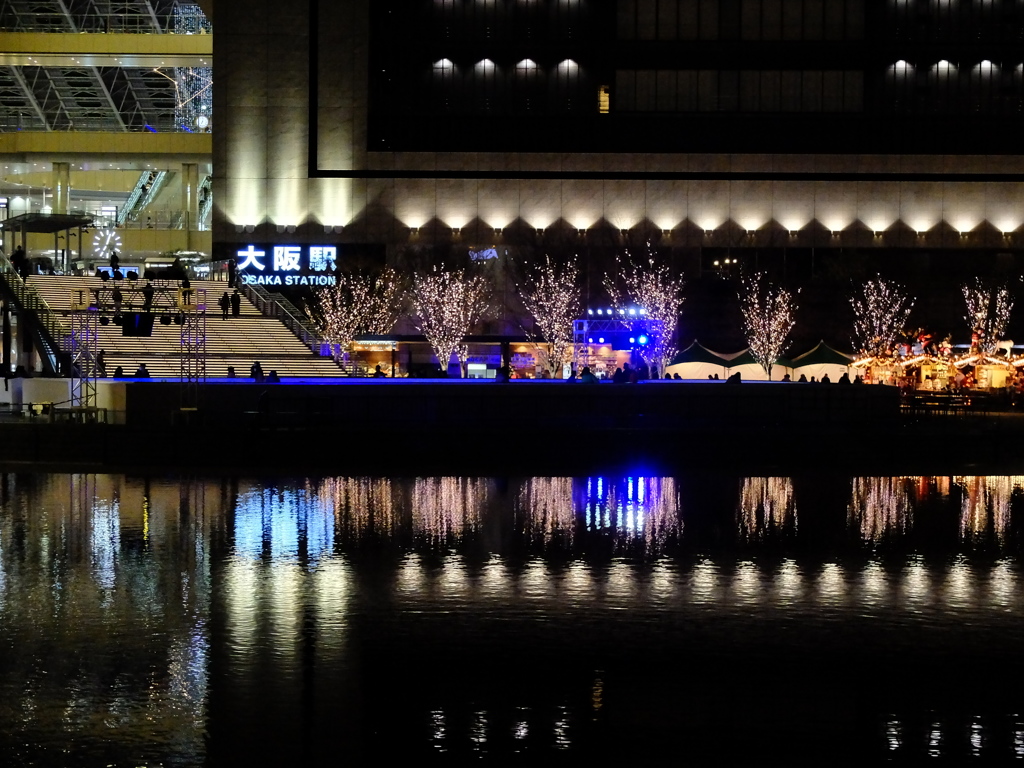 水面に花火(イルミネーション)