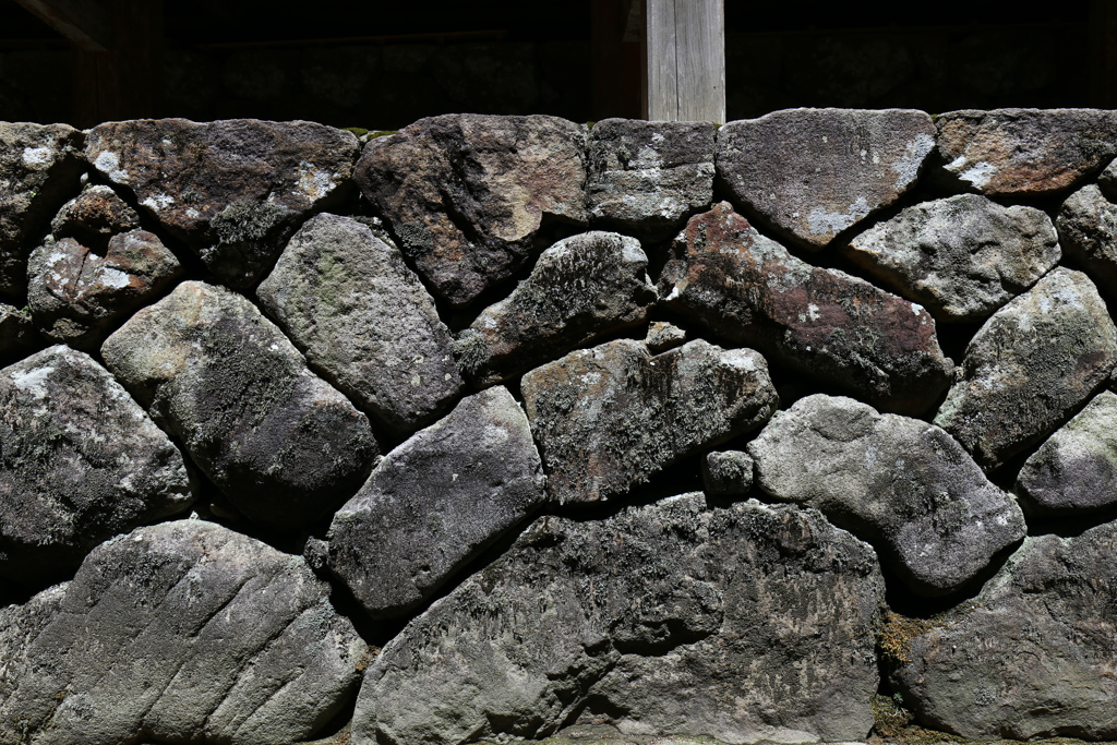 室生寺　金堂の石積み