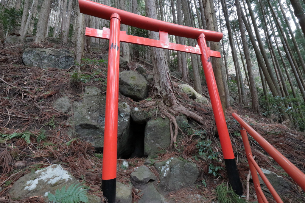 奇岩の神社　赤岩尾神社