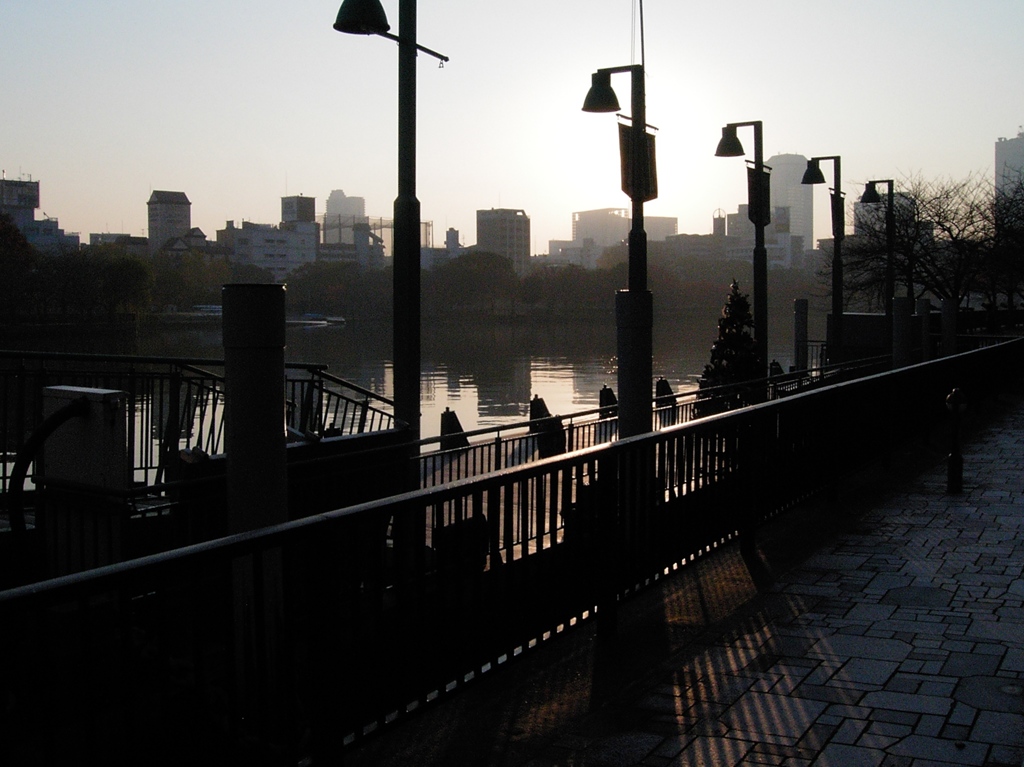 早朝の天満　大川