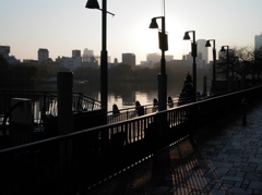 早朝の天満　大川