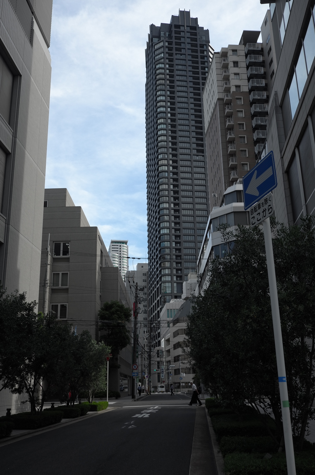 都会の寸景　狭い