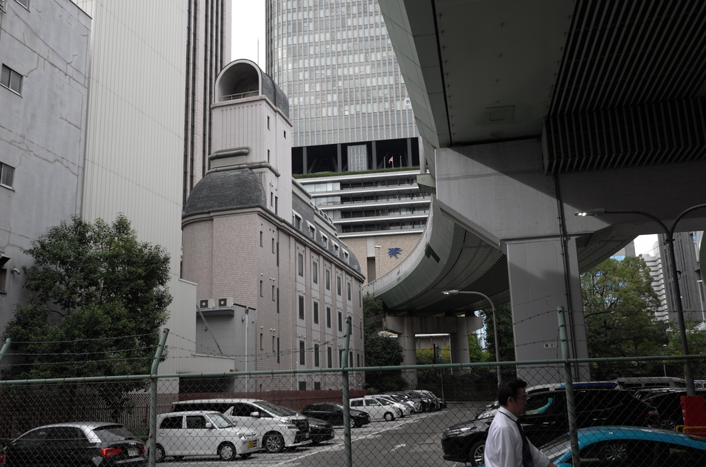 都会の寸景 小さいビル