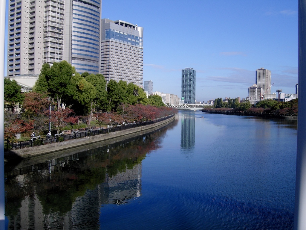 大川の青い空