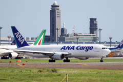 ANA Cargoと管制塔