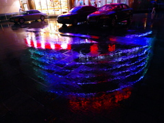 雨に映るネオン