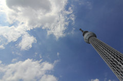 天空に聳え立つ