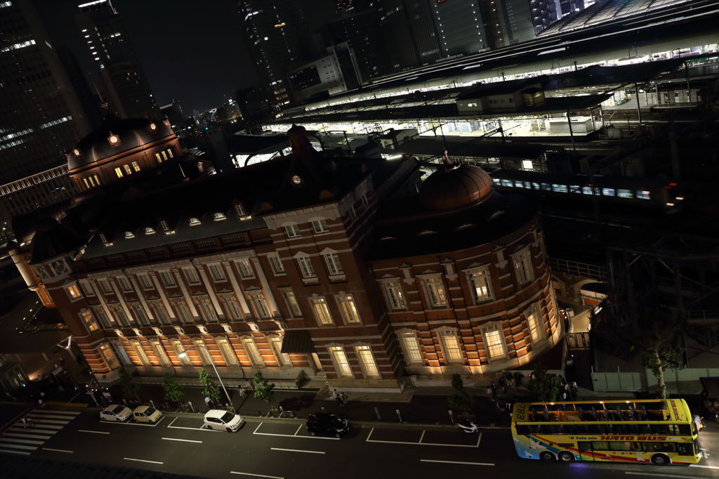 KITTEの上から。はとバスと電車と東京駅