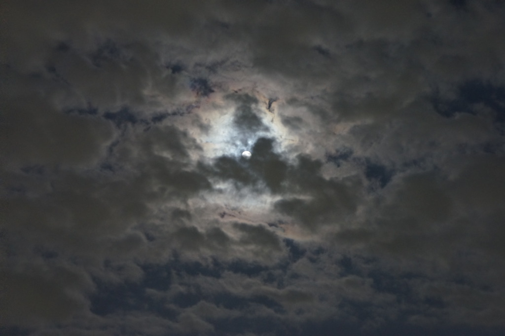 雲の切れ間から