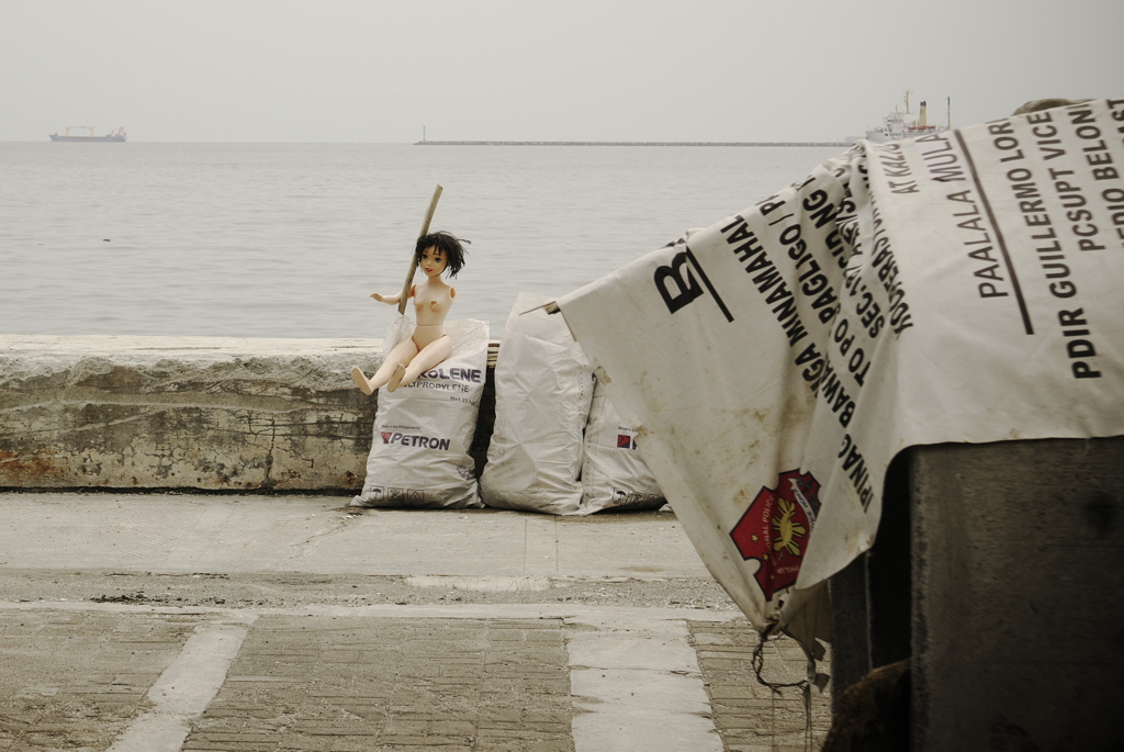 マニラ湾の人形