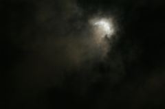 雲の隙間からの金環日食