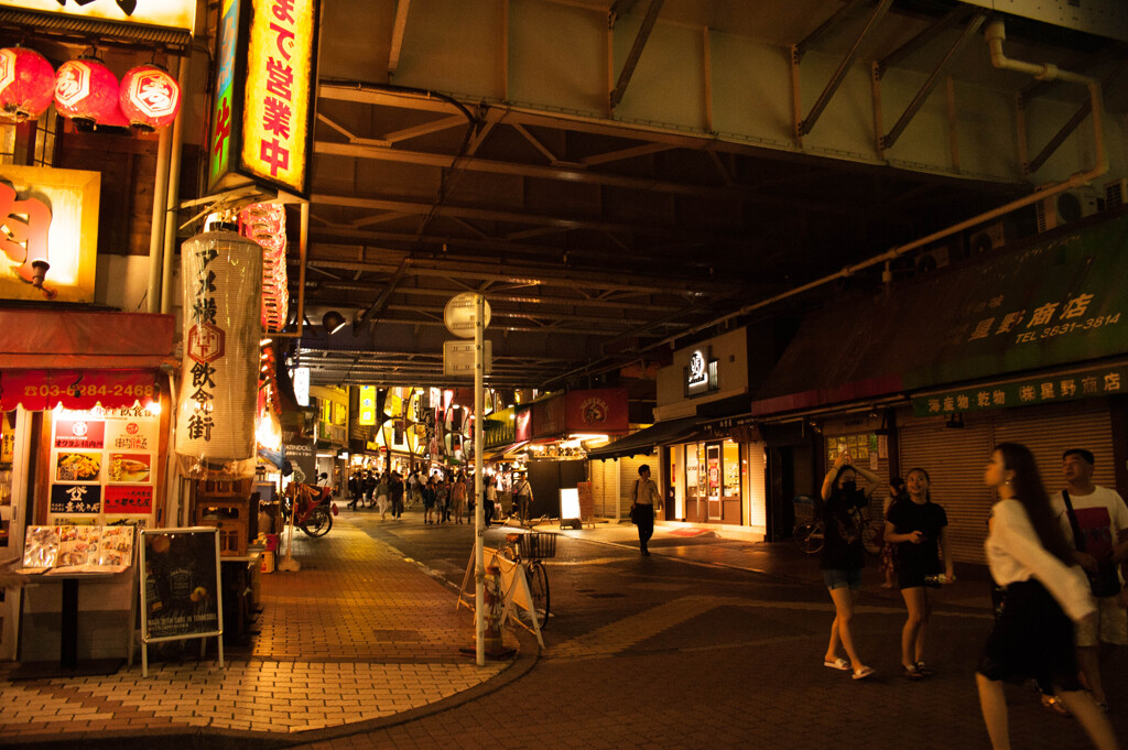 夜のアメ横 高架下の道 By リニア Id 写真共有サイト Photohito