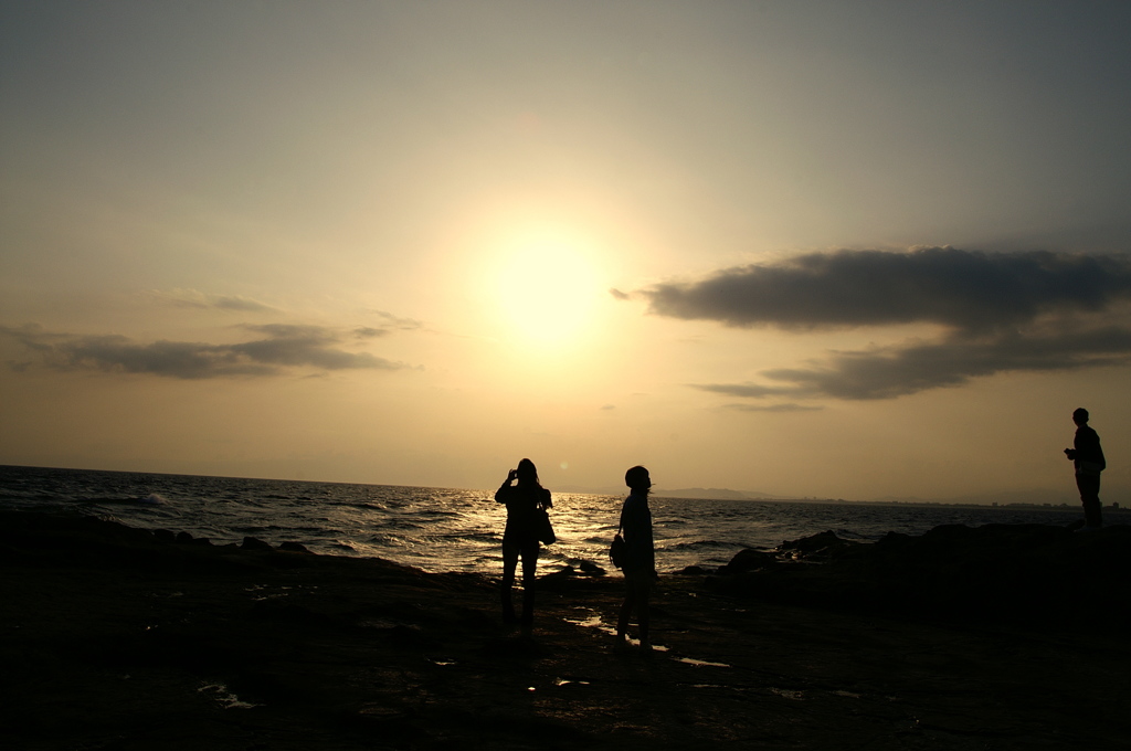 夕日を見る人たち