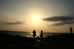 夕日を見る人たち
