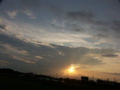 雨上がり　夏の夕日