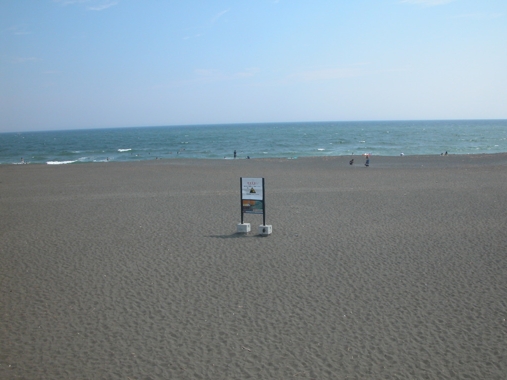 砂浜に佇む看板