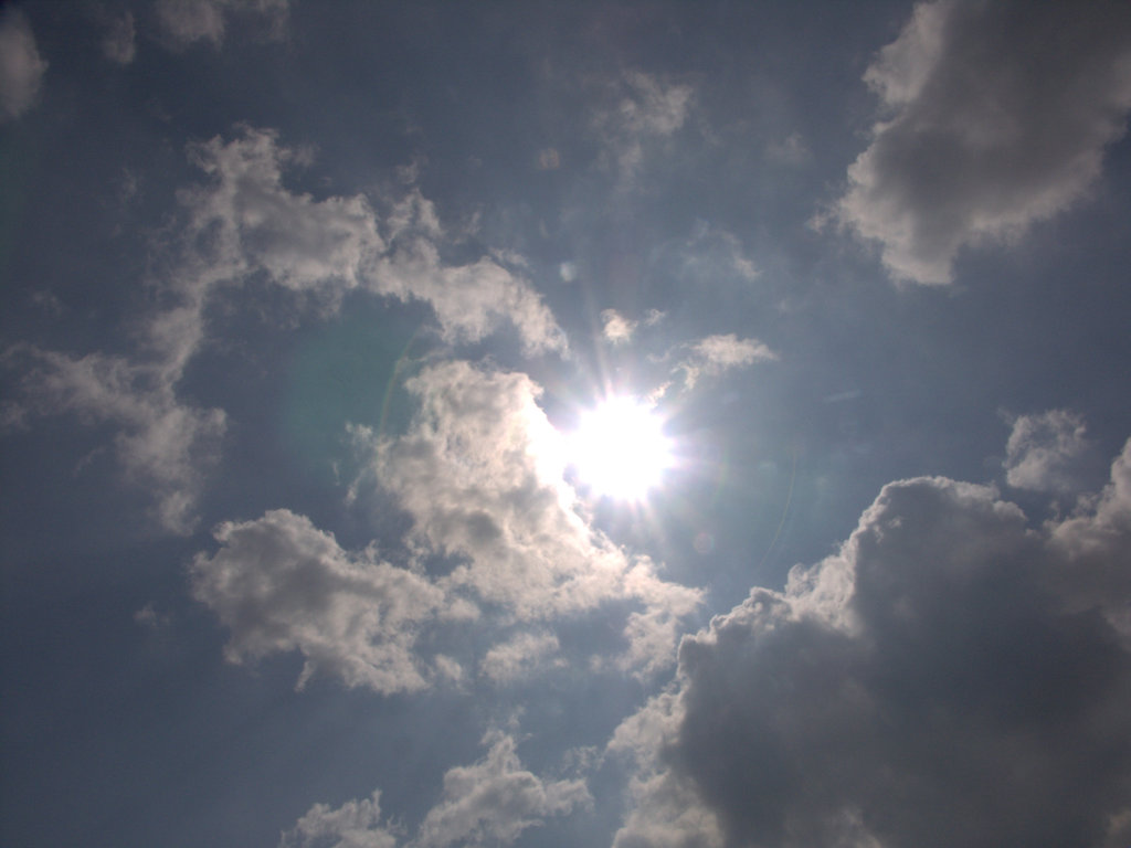 夏の太陽と雲