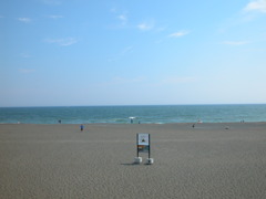 夏の空と砂浜