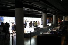 沢山のカップなどを展示してます