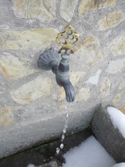 ててて