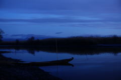 漕ぎ手のない木船、沈み、埋まる
