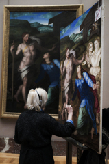 ルーブル美術館の絵画を模写する女性