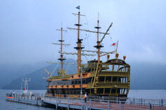 芦ノ湖に浮かぶ海賊船
