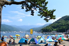 海水浴と漁船