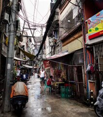 湿度95％の路地