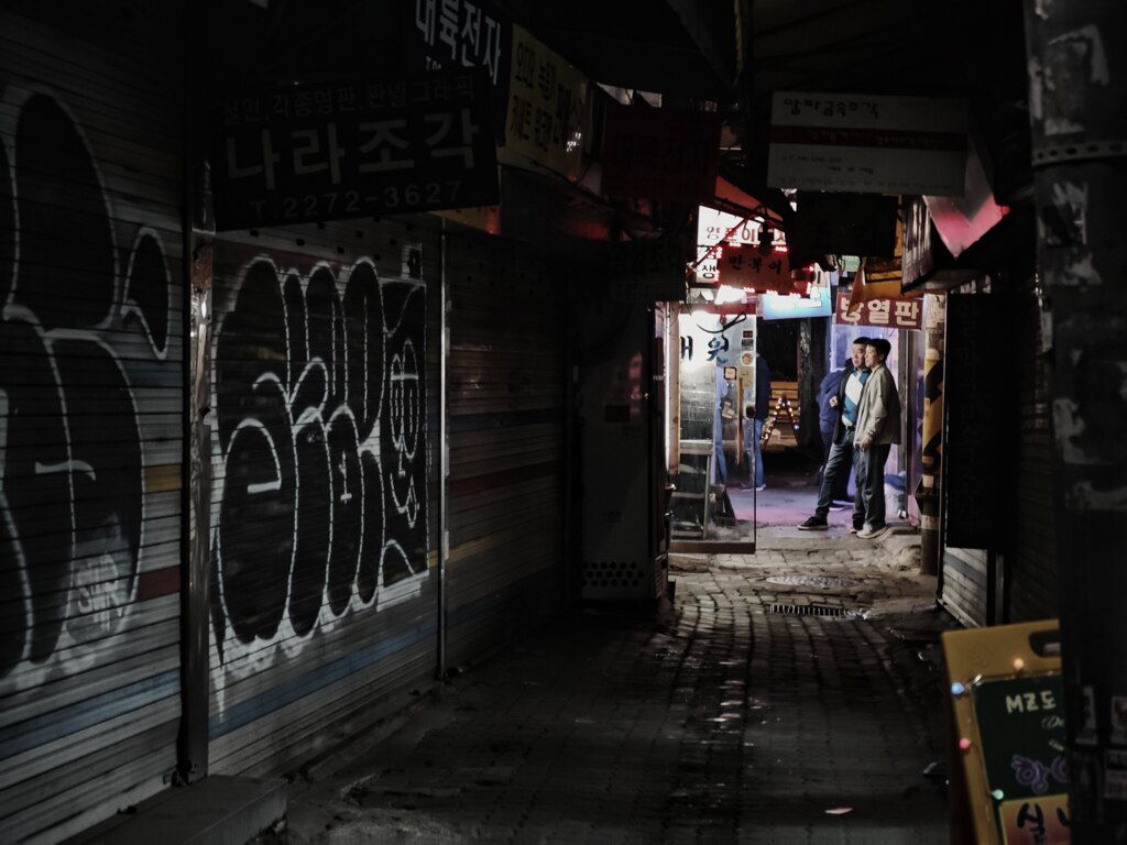路地奥の灯
