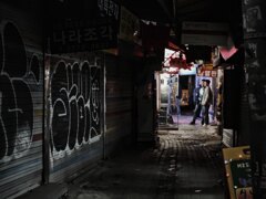 路地奥の灯