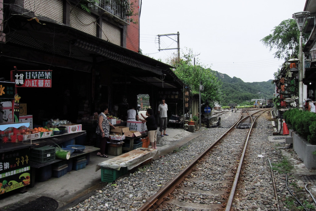 線路と商店