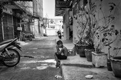 路地裏の少年