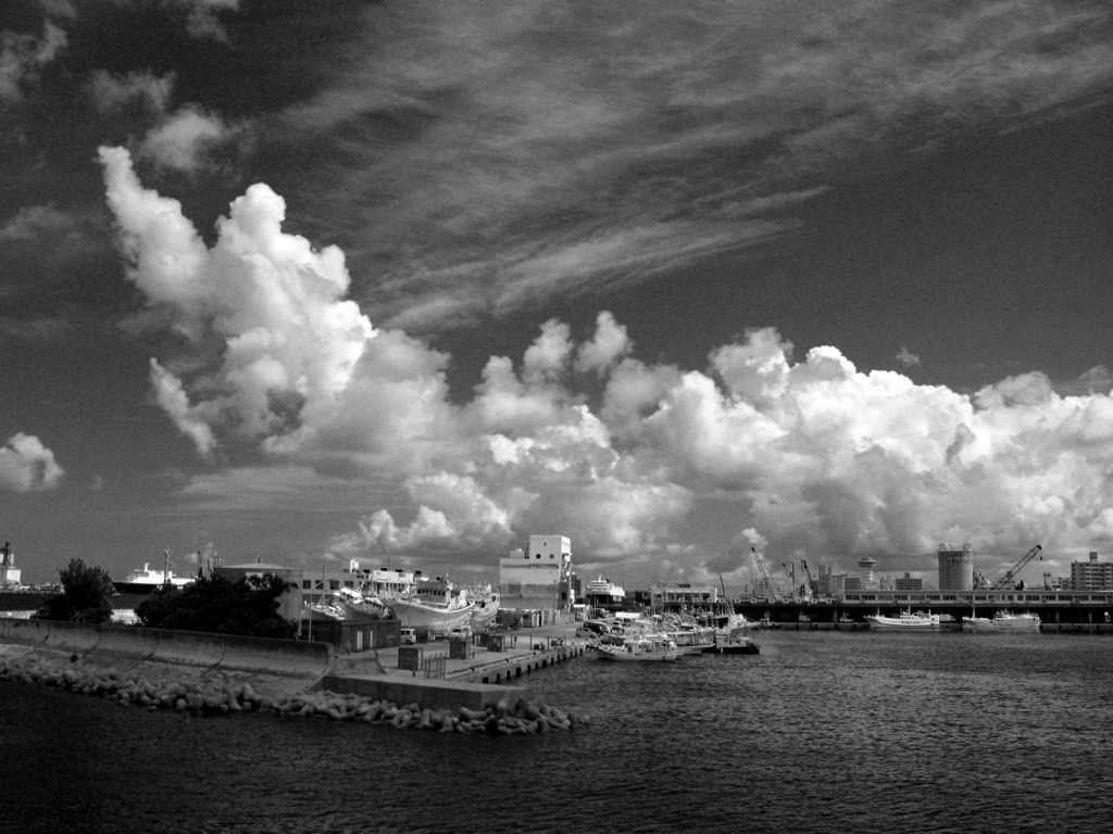 沖縄　泊港の入道雲