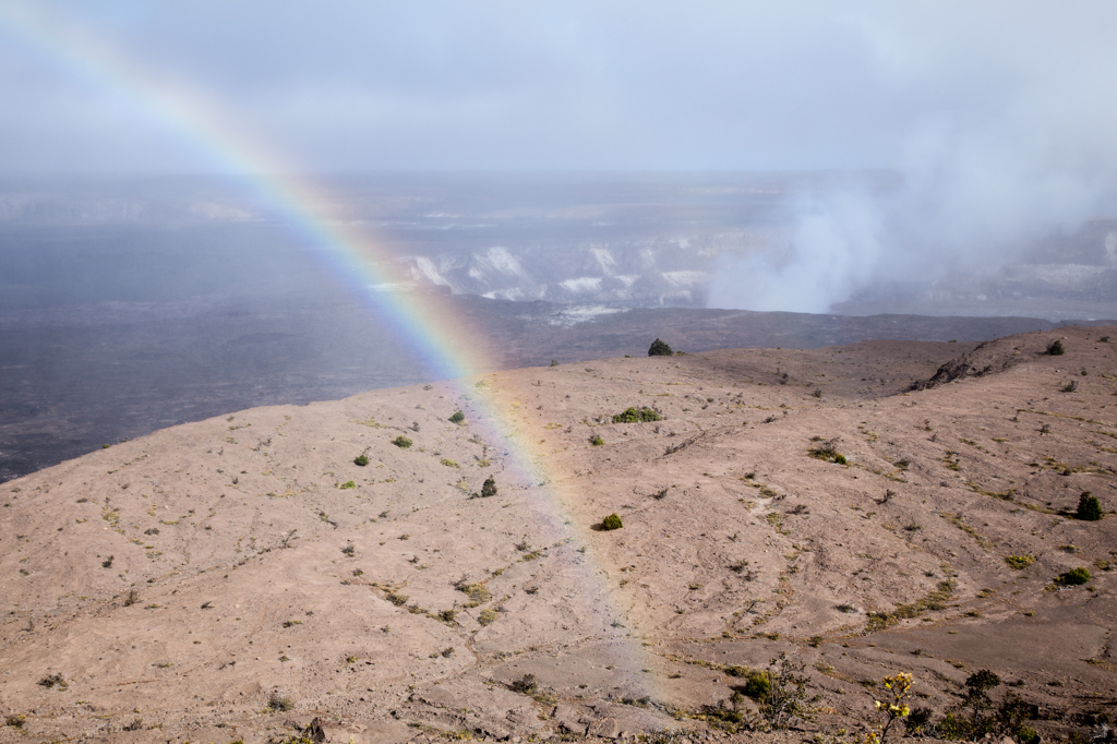 虹と火山口