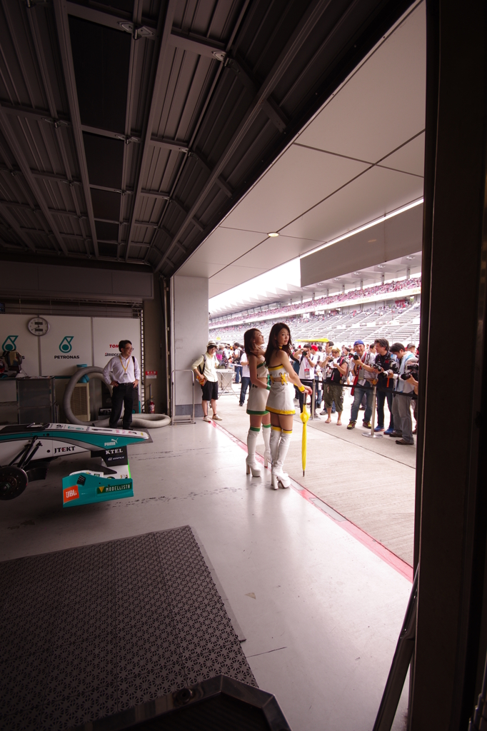 後ろにも目が・・・・