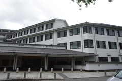 お城の横の小学校