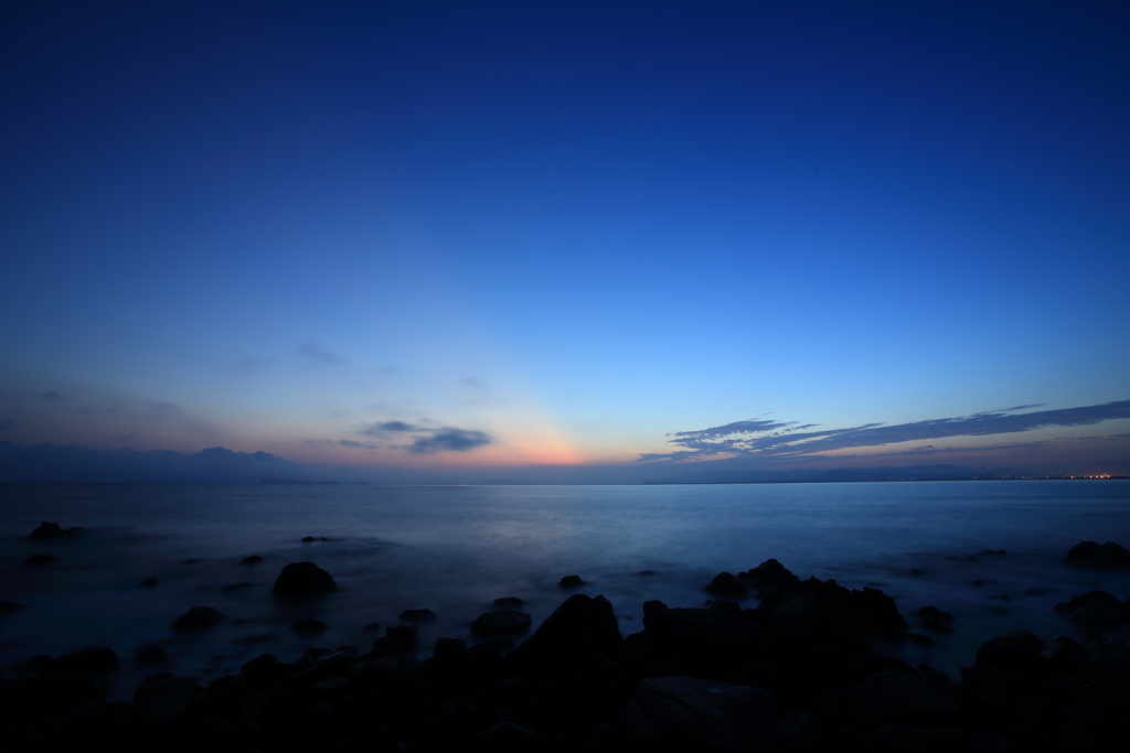 日の出前の海