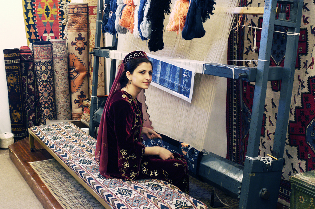 絨毯を織る女性（ひと）