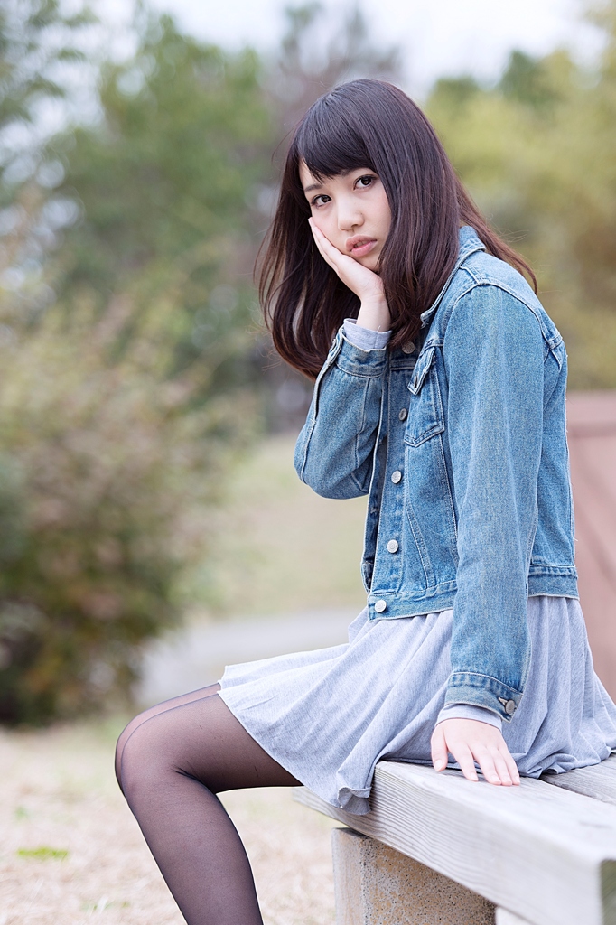 ベンチの少女