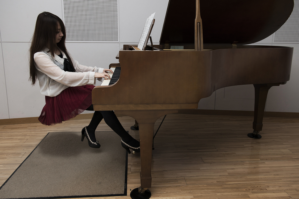 Levitating Pianist