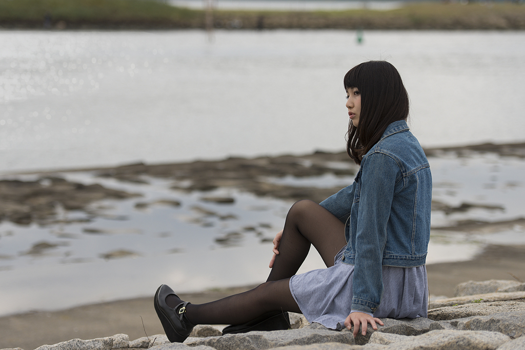 海をみつめる少女