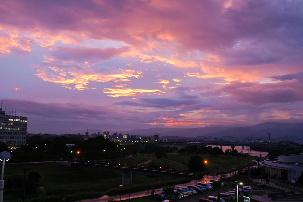 花火大会前の夕暮れ