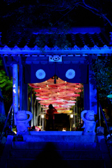 門越しの和傘アート