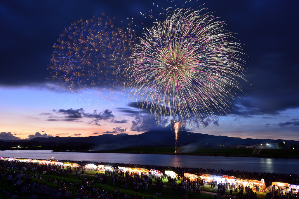 夕焼け空に花火